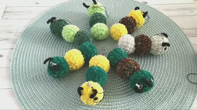 Свяжем вместе брелок гусеницу из плюшевой пряжи, в которой на 100 грамм 120 метров. смотреть онлайн