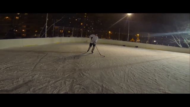 Shoots the puck on the ice. GoPro. смотреть онлайн