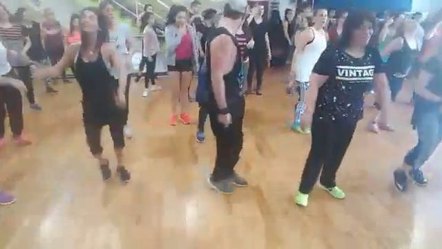 Pa' la camara zumba coreo de Marlon Alves смотреть онлайн