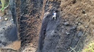 Строительство, шахтёры добывают песок со стен карьера