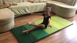 Маша учит садиться на шпагат