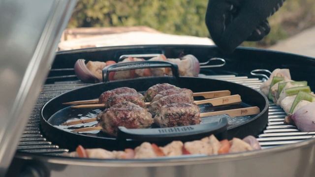 The Weber Master-Touch GBS In Smoke Grey смотреть онлайн
