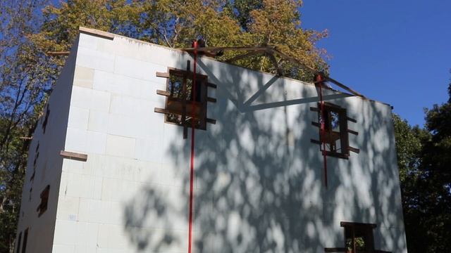 RAISING THE ROOF - NO CRANE - DIY HOUSE BUILD смотреть онлайн