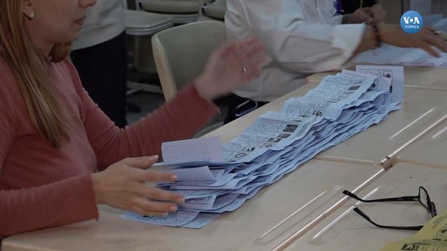 İzmir'de oy verme işlemi bitti, oyların sayımına geçildi| VOA Türkçe смотреть онлайн