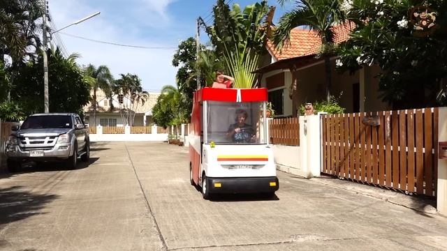 Манкиту играют в полицию, погоню за красной машинкой. Pretend Play смотреть онлайн