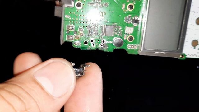 How to replace a Push-To-Talk (PTT) switch on a ICOM IC-M24 using some basic tools. смотреть онлайн