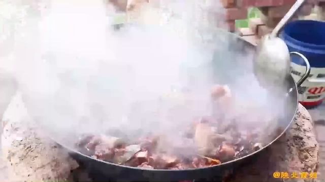 【陕北霞姐】霞姐种完菜满头大汗，回家做凉粉和漏鱼吃，口感清凉劲道爽滑吃过瘾了