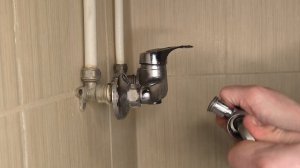 Течёт смеситель в ванной из под гайки крепления излива, и это не прокладка!