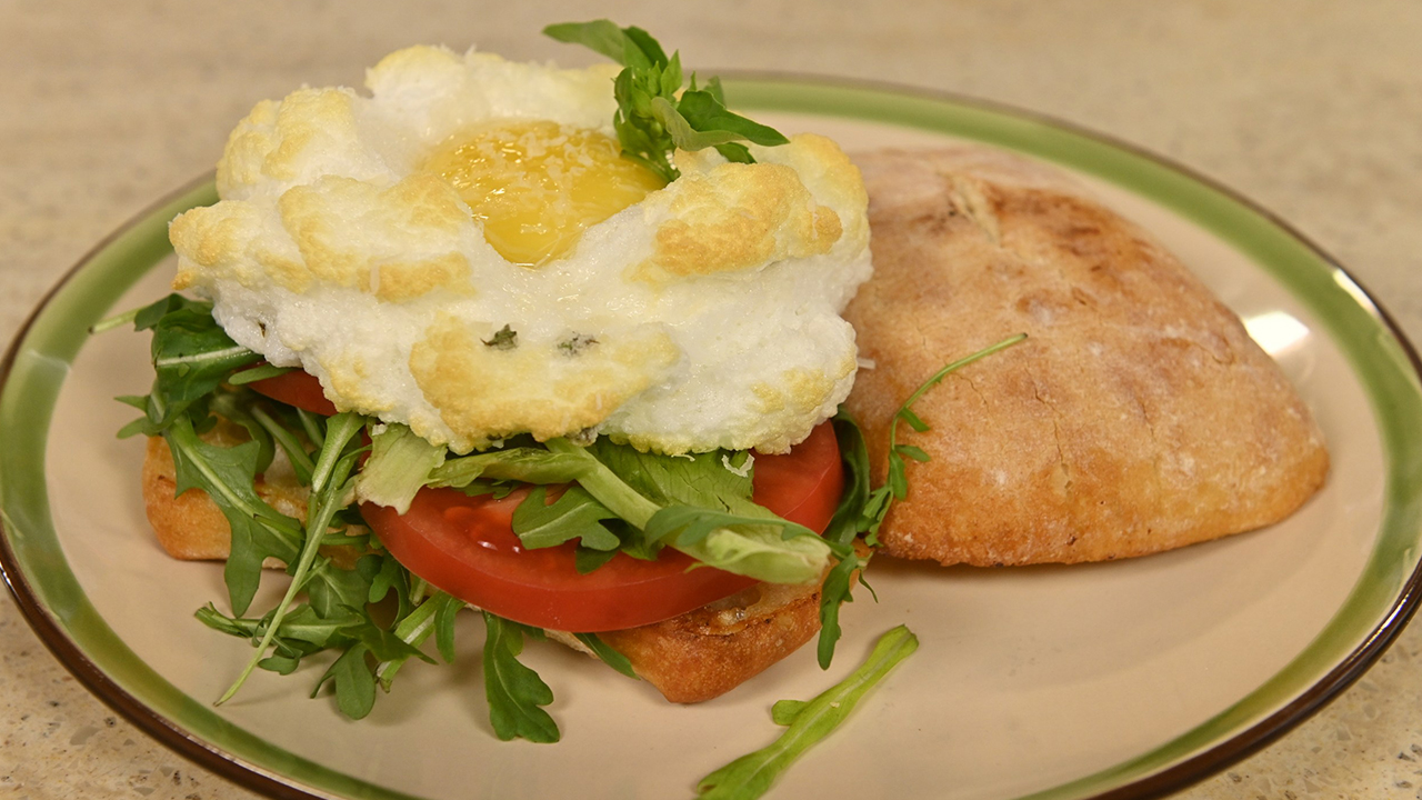 Яичница-облако с чиабаттой и томатной сальсой и мексиканские тосты смотреть онлайн