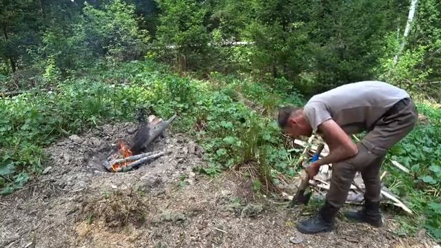 РУБКА ЗИМОВЬЯ В ЧАШУ ИЗ ВЕТРОВАЛА В ОДИНОЧКУ. ( 5 серия ) КОПАЮ КОЛОДЕЦ. ЖИЗНЬ В ТАЙГЕ смотреть онлайн