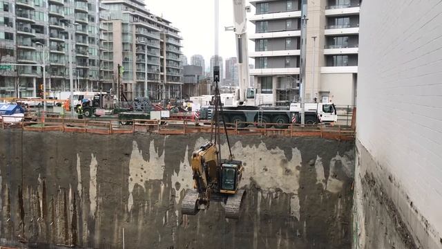 Extremely dangerous heavy excavator lift from a mobile crane смотреть онлайн