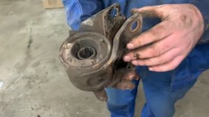 Замена шаровой опоры и сайлентблоков передних рычагов Вольво хс70.