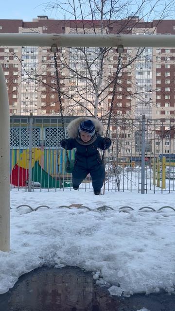Володя на качеле во дворе . Володе 3,5 года смотреть онлайн