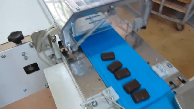 Автоматическая упаковочная линия с выравниванием рядов продукта смотреть онлайн