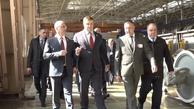 Виталий Хоценко и начальник ЗСЖД Александр Грицай вручили награды машинистам