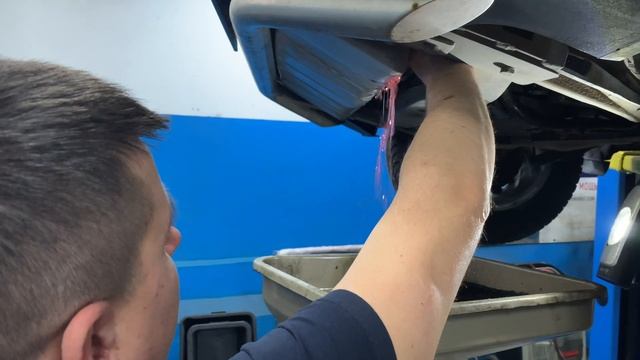 Течь масла с крышки цепи на моторе 3,2 Вольво хс90. смотреть онлайн