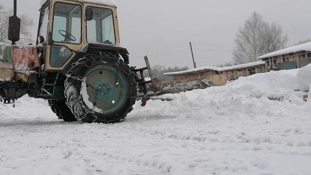 Подвожу лес к пилораме на юмз при помощи вил на задней навеске🌲🌳🌴 смотреть онлайн