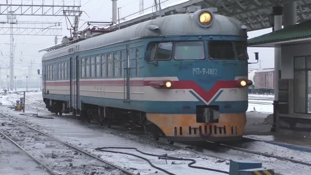 Маневровая жизнь на ЖД-вокзале Красноярска и прибытие пассажирских поездов РЖД смотреть онлайн