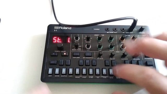 Roland Aira Compact S-1 Tweak Synth Tutorial Step Sequencer смотреть онлайн