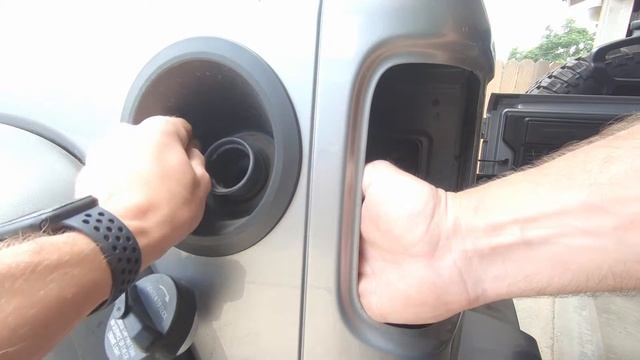 Easy Jeep JLU Fuel Filler Door Install смотреть онлайн