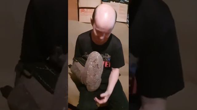 Давыд Иванов из Кобяйского р-на шьет специальные валенки для охотников и рыбаков. #якутия #russia смотреть онлайн