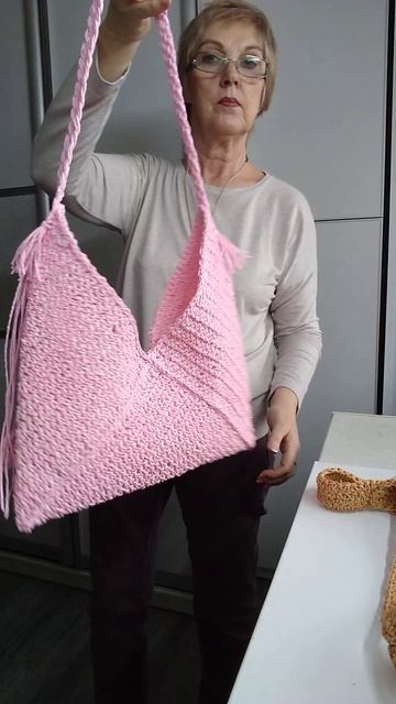 Сумочка хобо из рафии с бахромой, в наличии.