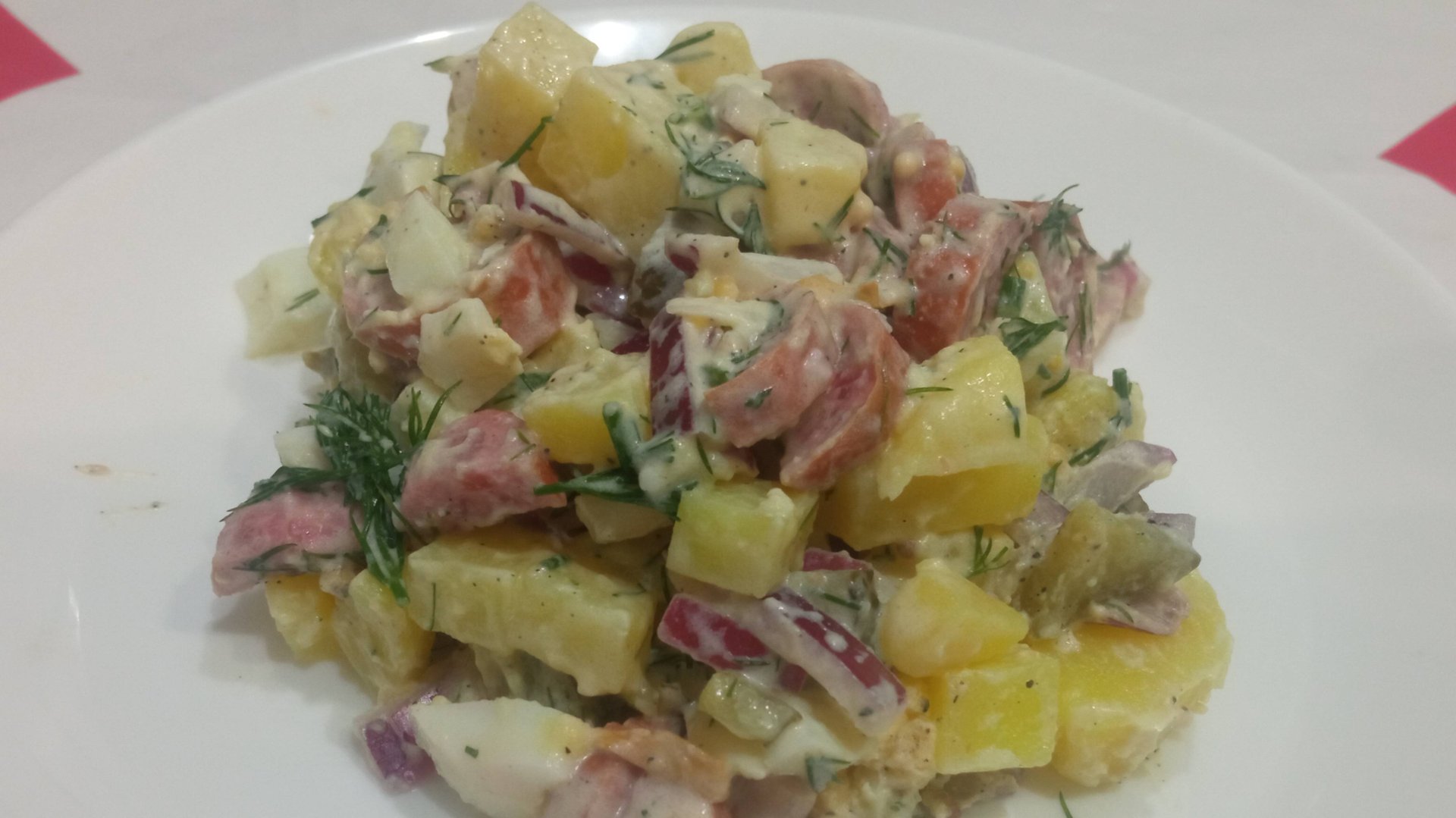 Быстрый и простой вкуснейший салат с колбасой и яйцами