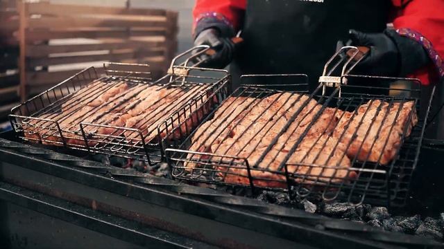 "Мясничий" угощает гостей Универсиады смотреть онлайн