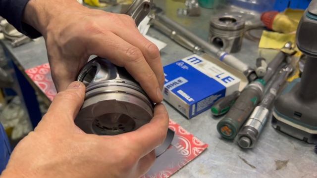 Установка поршней - №2 инструкция по сборке дизельного мотора Вольво. смотреть онлайн