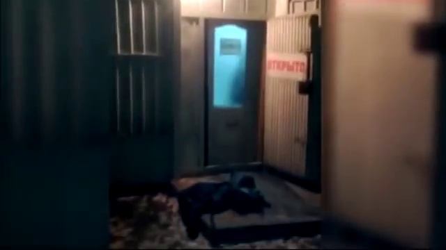 В Красноярске вор в трусах застрял в крыше магазина смотреть онлайн