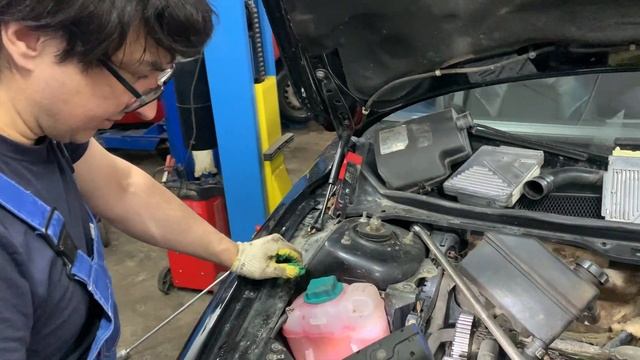 Подробно о замене ремня грм на атмосферном моторе 2,4 Volvo s80. смотреть онлайн
