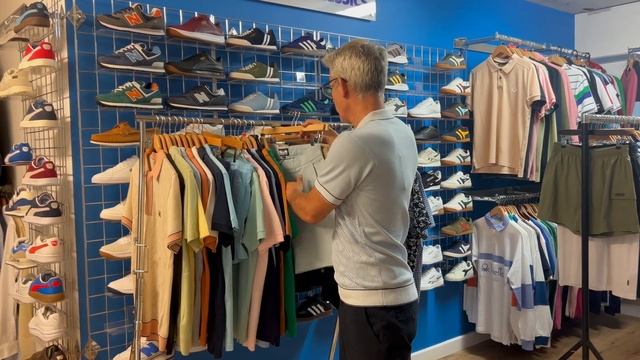 Neil talks about his HOLIDAY bag. What are you packing for yours? смотреть онлайн