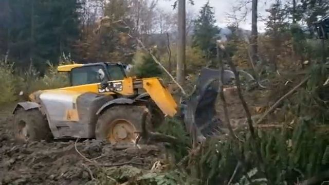 Valtra Tractor Being Rescued By A Small Telescopic Manipulator JCB 527-58 Agri With EBF Grab