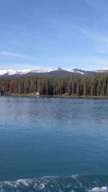 Boat Creating Big Waves in Peaceful Mountain Lake #Canada #lake #boat #waves #mountains #flag అలలు смотреть онлайн