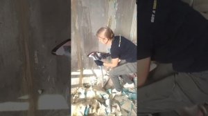 Снятие старых обоев отпаривательем