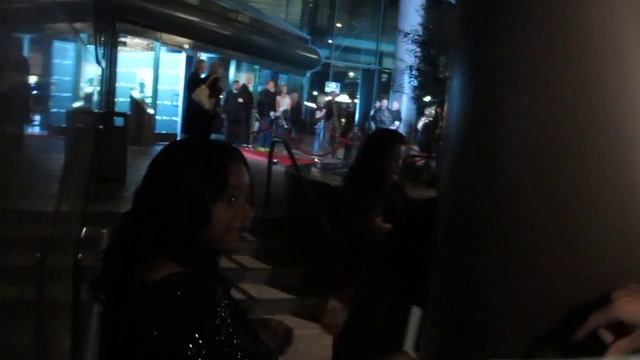 Octavia Spencer signs autographs outside a movie premiere in Hollywood, CA смотреть онлайн
