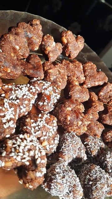 финики + грецкие орехи + кокосовая стружка = ЛУЧШИЕ полезные конфеты 😋 смотреть онлайн