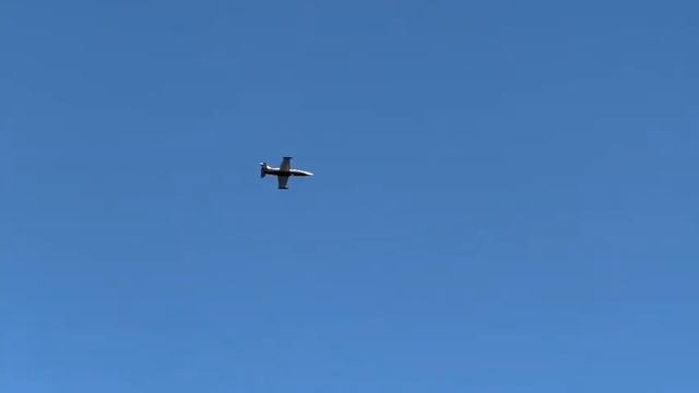ZK-CCP Aero L-39 Albatros doing maneuvers at Kapiti coast airport смотреть онлайн