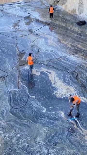 Душевая из черного мрамора . Неро Пикассо  ,  эстетика юга . Черное с золотом и в вашем душе .