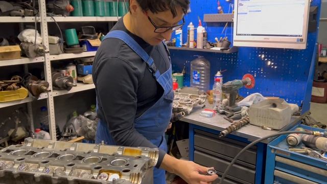 Инструкция №5 по сборке мотора VOLVO 2,5t - установка распредвалов. смотреть онлайн