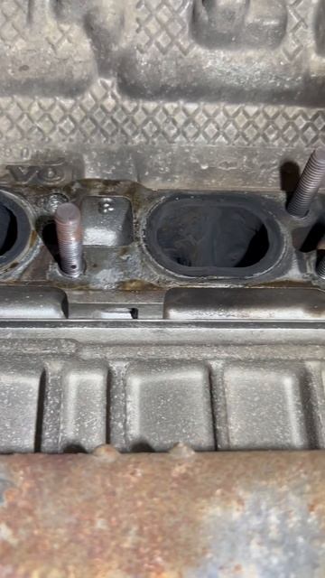 Замена прокладки коллектора на моторе Вольво 2,5Т. смотреть онлайн