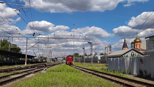 Тепловоз ТГМ4-1644 с наливным поездом отправляется со станции Щербинка. смотреть онлайн