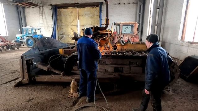 Василий разобрал соточку до рамы, но без сварщика дело дальше не пошло! смотреть онлайн