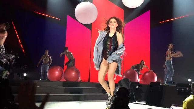 Selena Gomez (Live): Revival (Toronto) Kill Em With Kindness смотреть онлайн