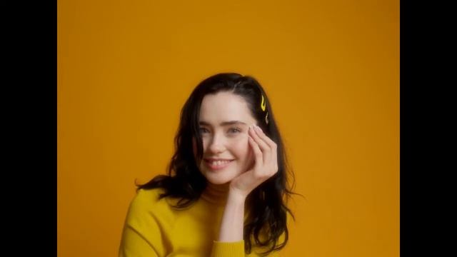 A young woman with yellow outfit posing to the camera||Young Models Photshoot|Fashion|Fashion tv| смотреть онлайн