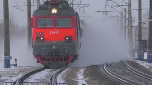 Пассажирские поезда РЖД на большой скорости поднимают снег в Красноярске зимой