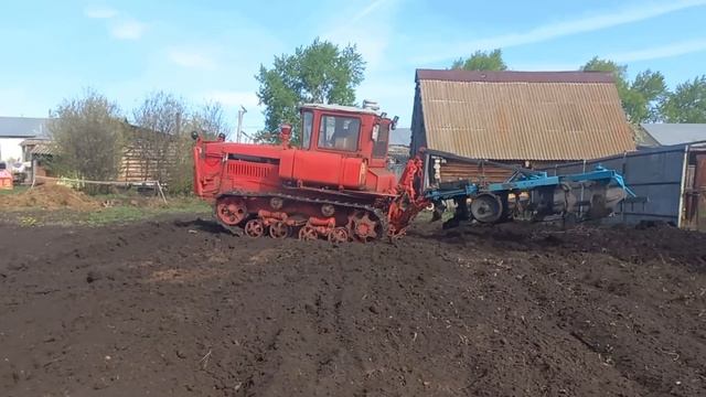 ДТ-75 Продолжаем пахать огороды. смотреть онлайн