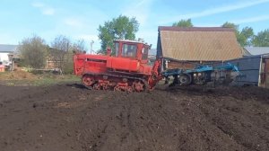 ДТ-75 Продолжаем пахать огороды.