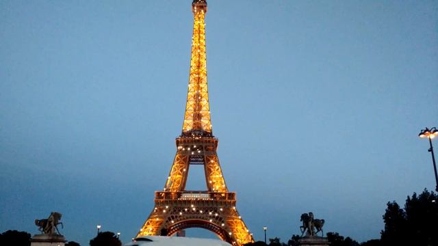 Eiffel tower, Paris France 4k смотреть онлайн