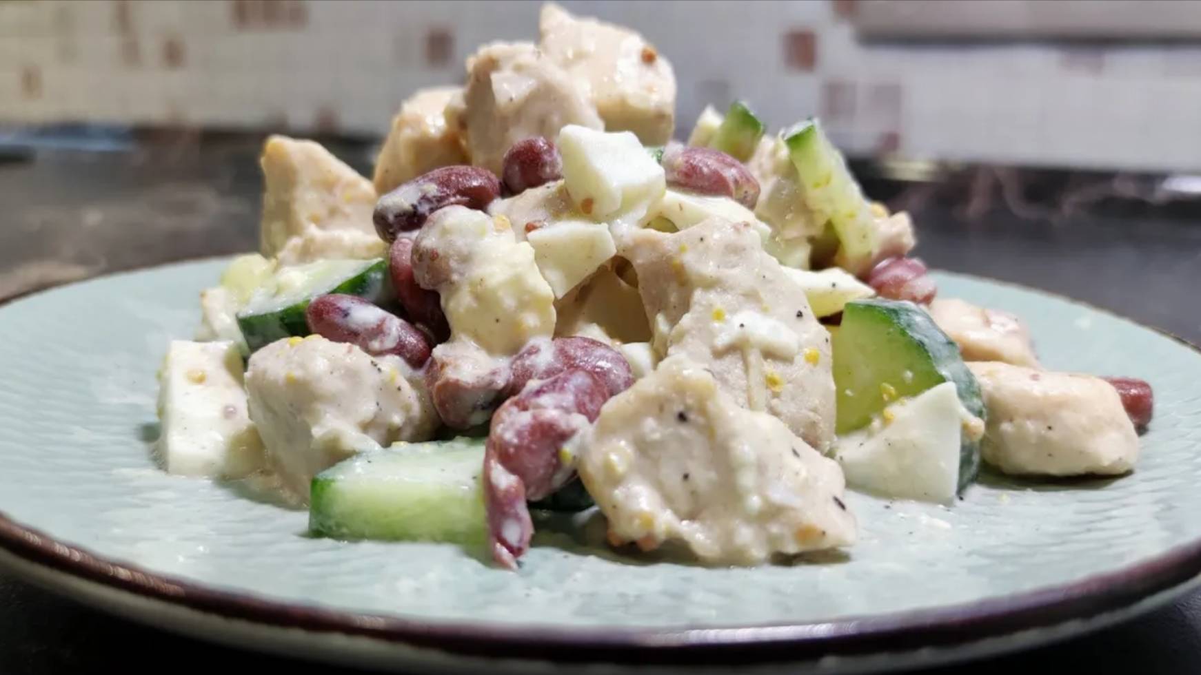 Салат с фасолью и курицей. Рецепт салата. Простой салат. смотреть онлайн